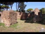 07256 ostia - regio i - insula xii - caseggiato a tabernae (i,xii,10) - ostseite - 3. laden von norden - bli ri nordwesten - 06-2024.jpg